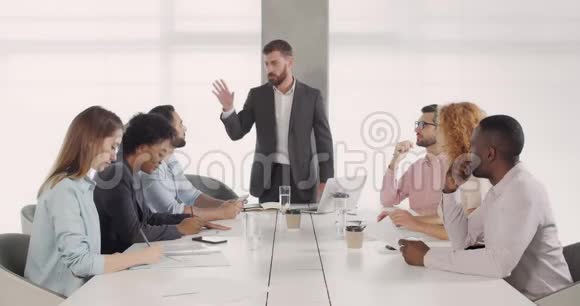 30多岁的男总裁在会议室和他的员工谈论创业战略行政长官执行及分配视频的预览图