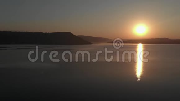 乌克兰湖的日落视频的预览图