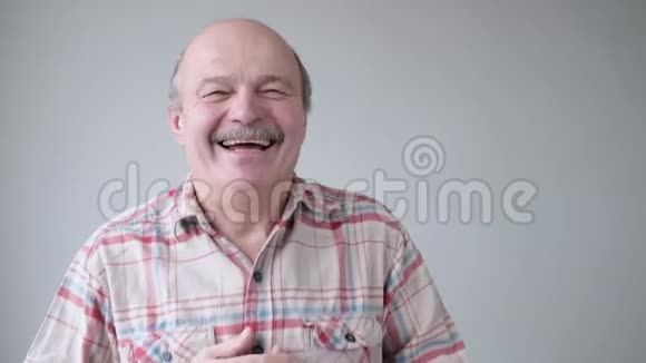笑容可掬的90岁高龄帅哥画像视频的预览图