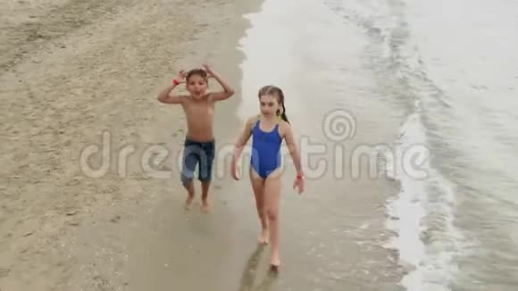 穿着泳衣的孩子在镜头前挥手视频的预览图