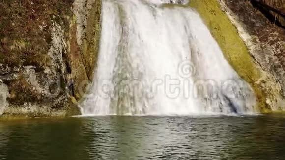 自然公园中央的瀑布视频的预览图