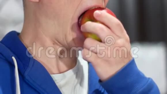 年轻人咬和嚼苹果视频的预览图