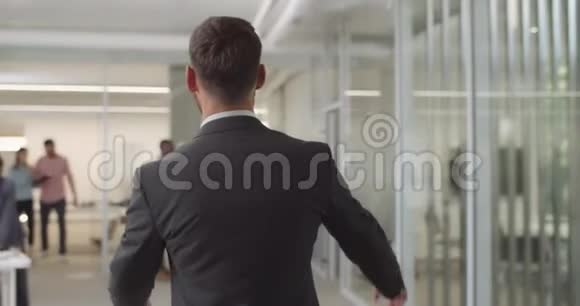 公司总裁喜出望外走过办公室扔着夹克办公室工作人员视频的预览图