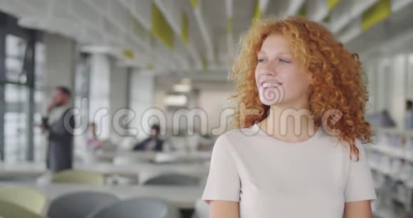 自信的千禧年女商人穿着西装面对镜头微笑着青年白种女领导办公室视频的预览图