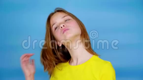 穿着黄色t恤的快乐少女竖起大拇指喜欢并看着镜头视频的预览图