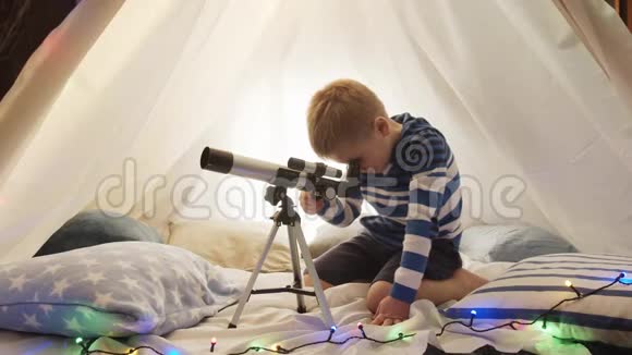 小男孩在家里的帐篷玩望远镜快乐的白种人小孩在游戏室视频的预览图