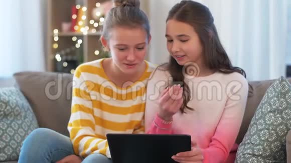 家里有平板电脑的快乐少女视频的预览图