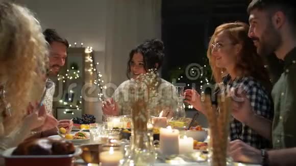 快乐的朋友在家吃圣诞晚餐视频的预览图