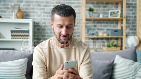 无忧无虑的中年男子在网上聊天发短信独自在家玩视频的预览图