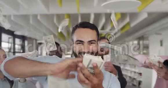 特写英俊的男酋长微笑和跳舞同时把钱分散到相机上快乐的商人视频的预览图