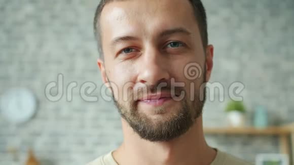 一个快乐的中年男人在公寓里微笑的慢镜头画像视频的预览图