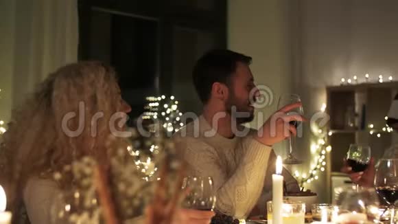 在圣诞晚会上与红酒共度快乐的朋友视频的预览图