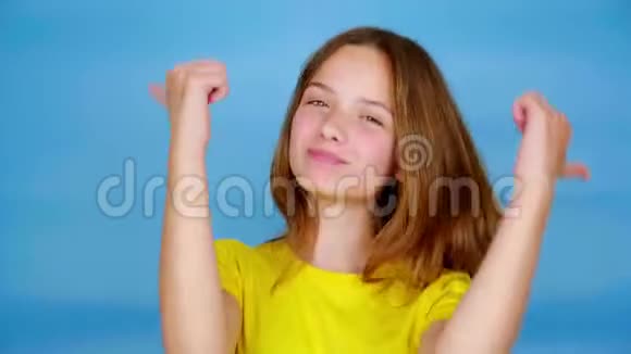穿黄色T恤的少女竖起大拇指喜欢看镜头视频的预览图