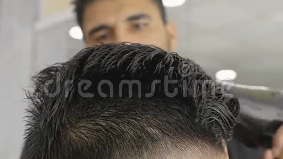 男人理发店或发廊里的发型理发视频的预览图