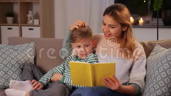 快乐母子在家看书沙发视频的预览图