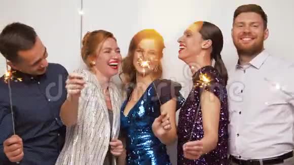 快乐的朋友在聚会上跳舞视频的预览图