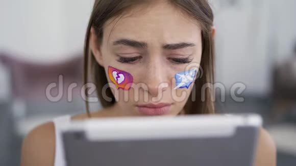 年轻迷人的女人手里拿着平板电脑绝望地看着相机的肖像社会媒体视频的预览图