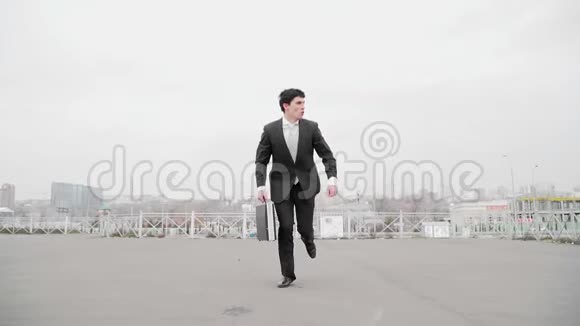 一个穿西装打领带的白种年轻人从别人身边跑开手里拿着外交官蔡斯主题商业与金融视频的预览图