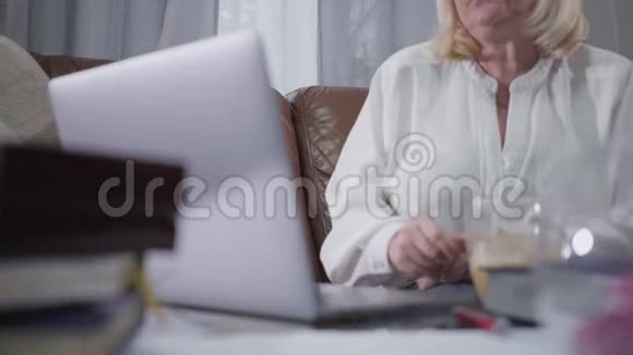 有思想的白种人退休人员摘下眼镜并向外看的肖像成熟的金发女郎视频的预览图