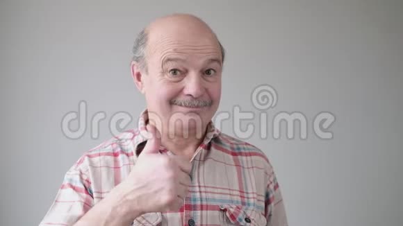 快乐的西班牙裔老人微笑着赞同你的选择竖起大拇指视频的预览图