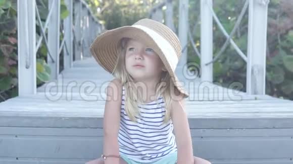一个戴着帽子的小女孩特写视频的预览图