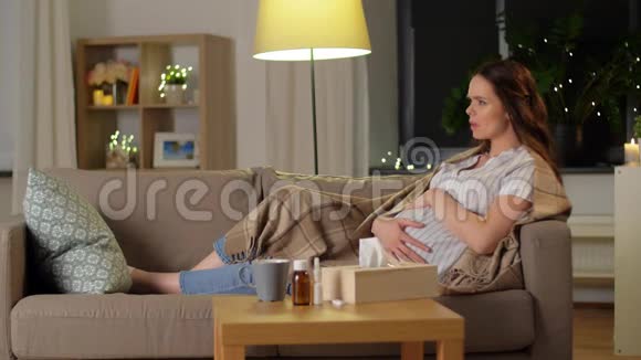 生病的孕妇在家吹鼻涕视频的预览图