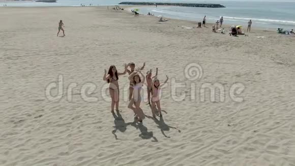 孩子们站在沙滩上挥舞着手视频的预览图