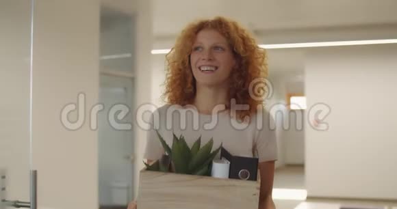 快乐的年轻女人得到晋升和离开办公室的东西在盒子里为女性提供报酬的办公室工作人员视频的预览图