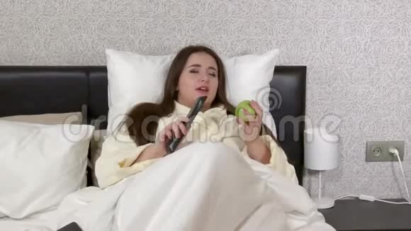 再加上躺在床上的年轻女子通过电话交谈视频的预览图