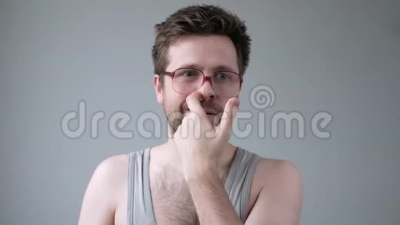 戴着大眼镜的白种人在挖鼻子视频的预览图