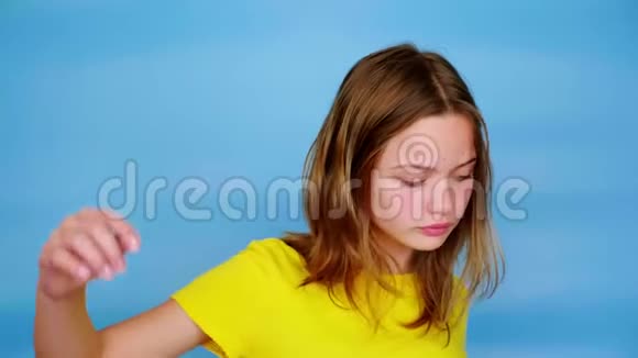 穿着黄色T恤的少女正在挥手尖叫鬼脸视频的预览图
