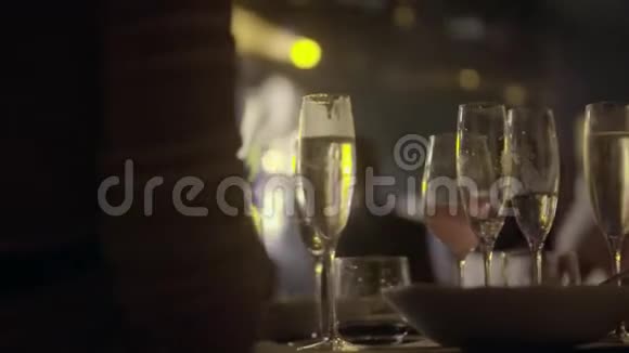托盘上的香槟酒杯视频的预览图