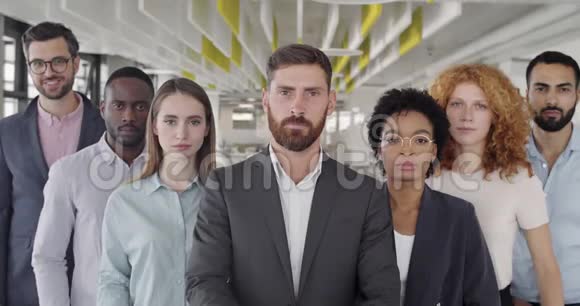 关闭积极的创业团队站立和交叉手在一起一队混在一起的工人想在视频的预览图