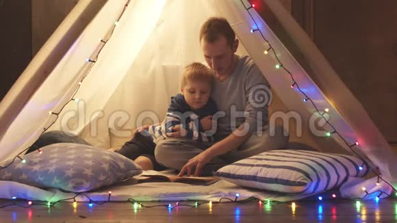 小男孩在家里的儿童帐篷里玩游戏室里快乐的白人孩子视频的预览图