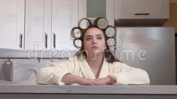另外一个穿着浴袍头上有卷发情绪激动的女孩对着镜头说话视频的预览图