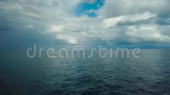 热带蓝海和蓝天伴云视频的预览图