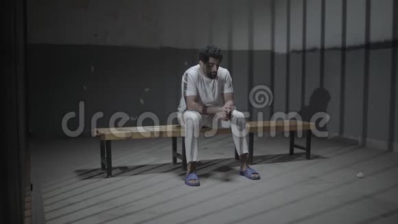 一个坐在监狱里的忧心忡忡的人视频的预览图