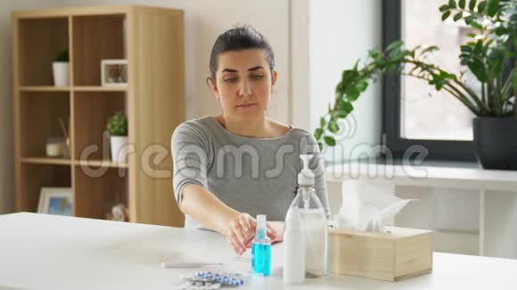 女人在家里用洗手液视频的预览图