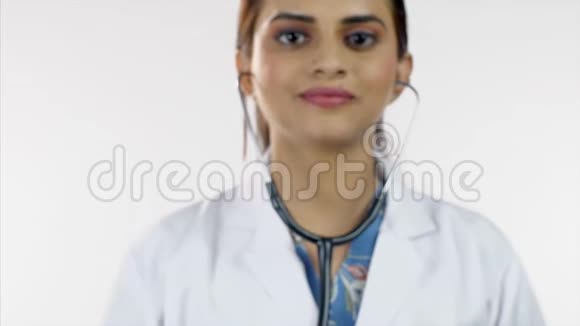 一位女性医生拿着听诊器做检查的特写镜头视频的预览图
