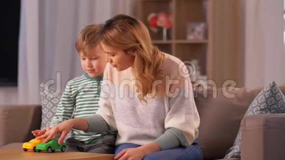 母亲和儿子在家玩玩具车视频的预览图
