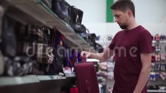 男士正在商店的贸易区域检查手提箱视频的预览图
