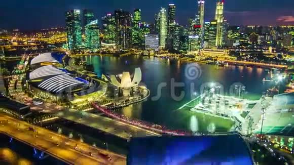 夜晚新加坡城市天际线超移鸟瞰视频的预览图