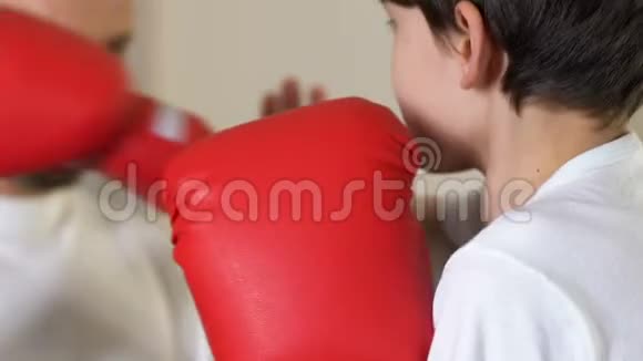 在体育学校和教练练习拳击自卫视频的预览图