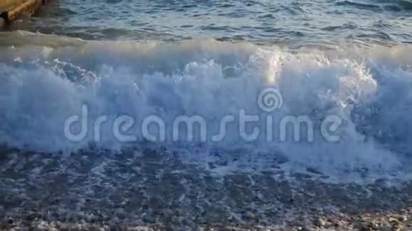 海浪和卵石慢动作视频的预览图