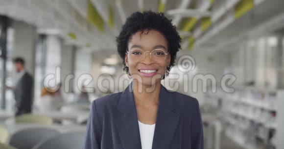 年轻的职业女性员工对镜头摆姿势人力资源经理女士看镜头和微笑的肖像视频的预览图