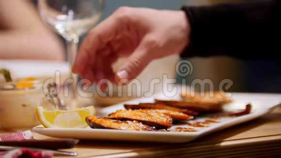 煮熟的贻贝放在盘子里一个人把柠檬汁挤在上面视频的预览图