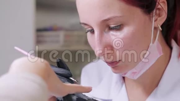 美容院的美甲师正在给病人的指甲涂凝胶视频的预览图