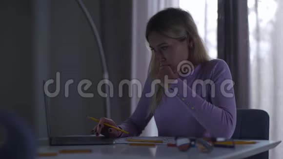 疲惫的白种人女人揉着眼睛看着笔记本电脑的屏幕漂亮的职业建筑师视频的预览图