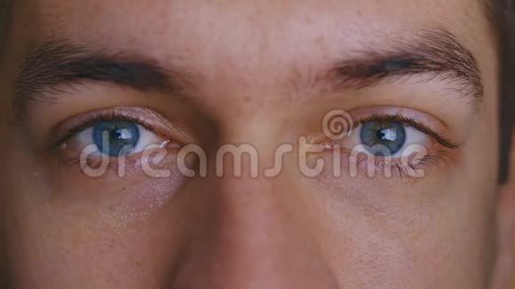 特写一个皱眉的男人的眼睛宏观视频的预览图