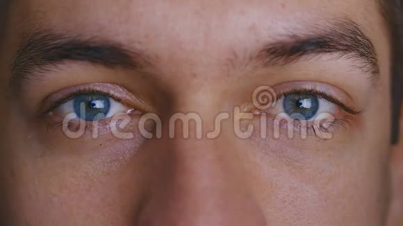 特写宏观美男的蓝眼睛把人压扁视频的预览图